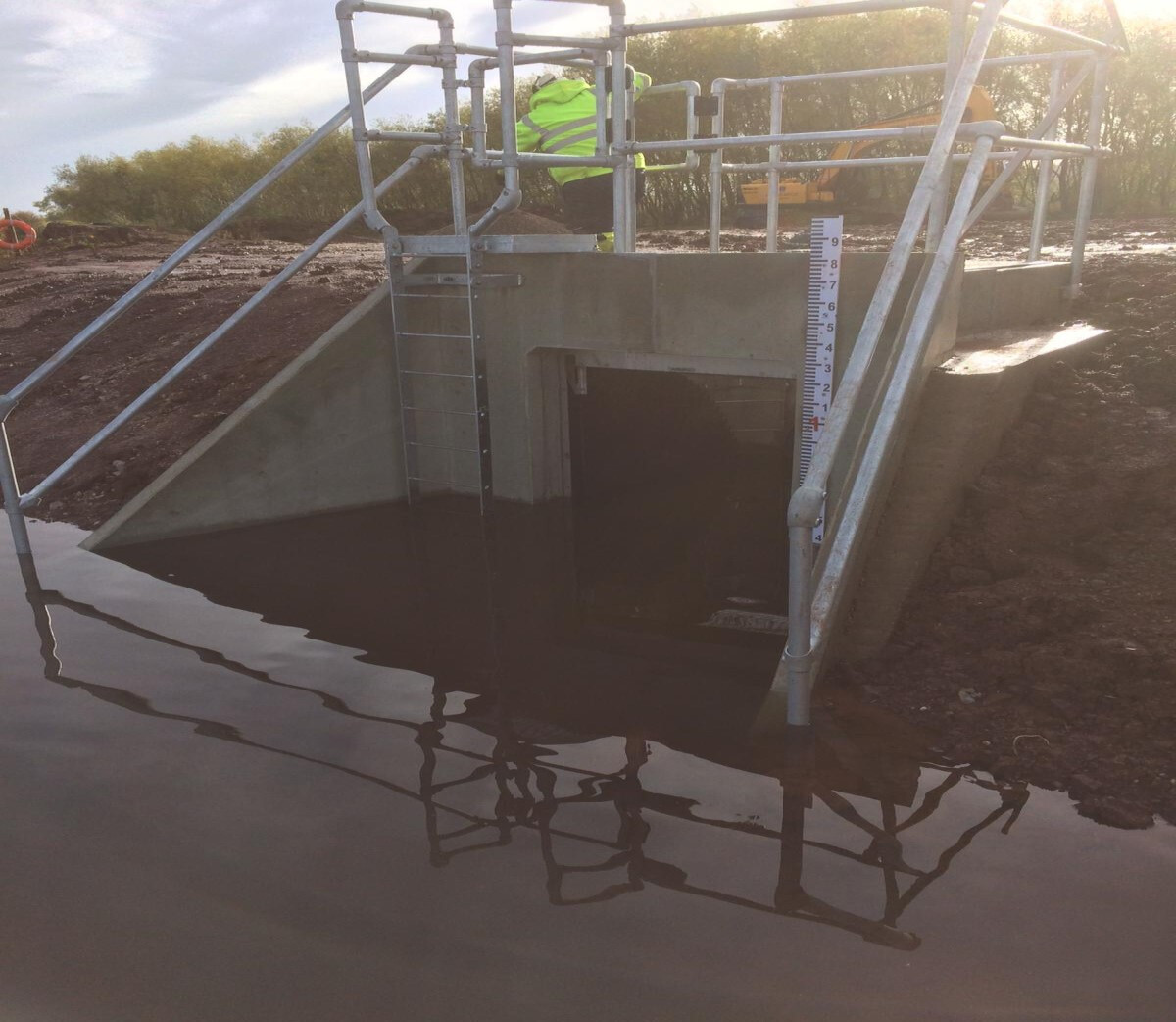 Lake-side tilting weir completed