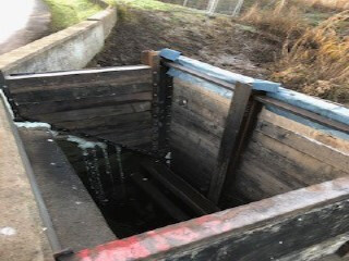 Flood gate structure during installation
